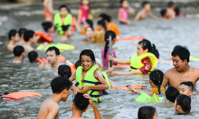 ベトナムでは子供たちに泳ぎ方を教えます