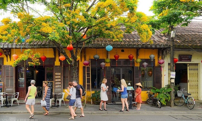 ベトナムのホイアンは観光名所を再開します