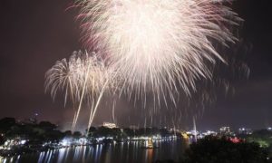 ベトナム ハノイを数年ぶりに照らす新年の花火