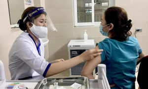 ベトナム アストラゼネカCovid-19ワクチンによる重篤なアナフィラキシーの最初の症例を報告
