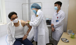副首相は、ベトナムのCovidワクチンの2回目の接種後に「わずかな」副作用があります
