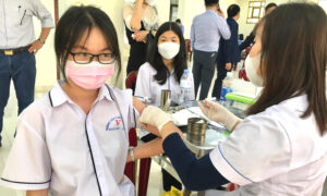 ベトナム Covid-19ワクチン接種後に入院した86人の10代の学生