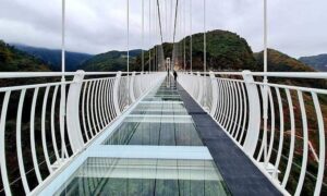 ベトナム北部に開通する世界最長のガラス橋